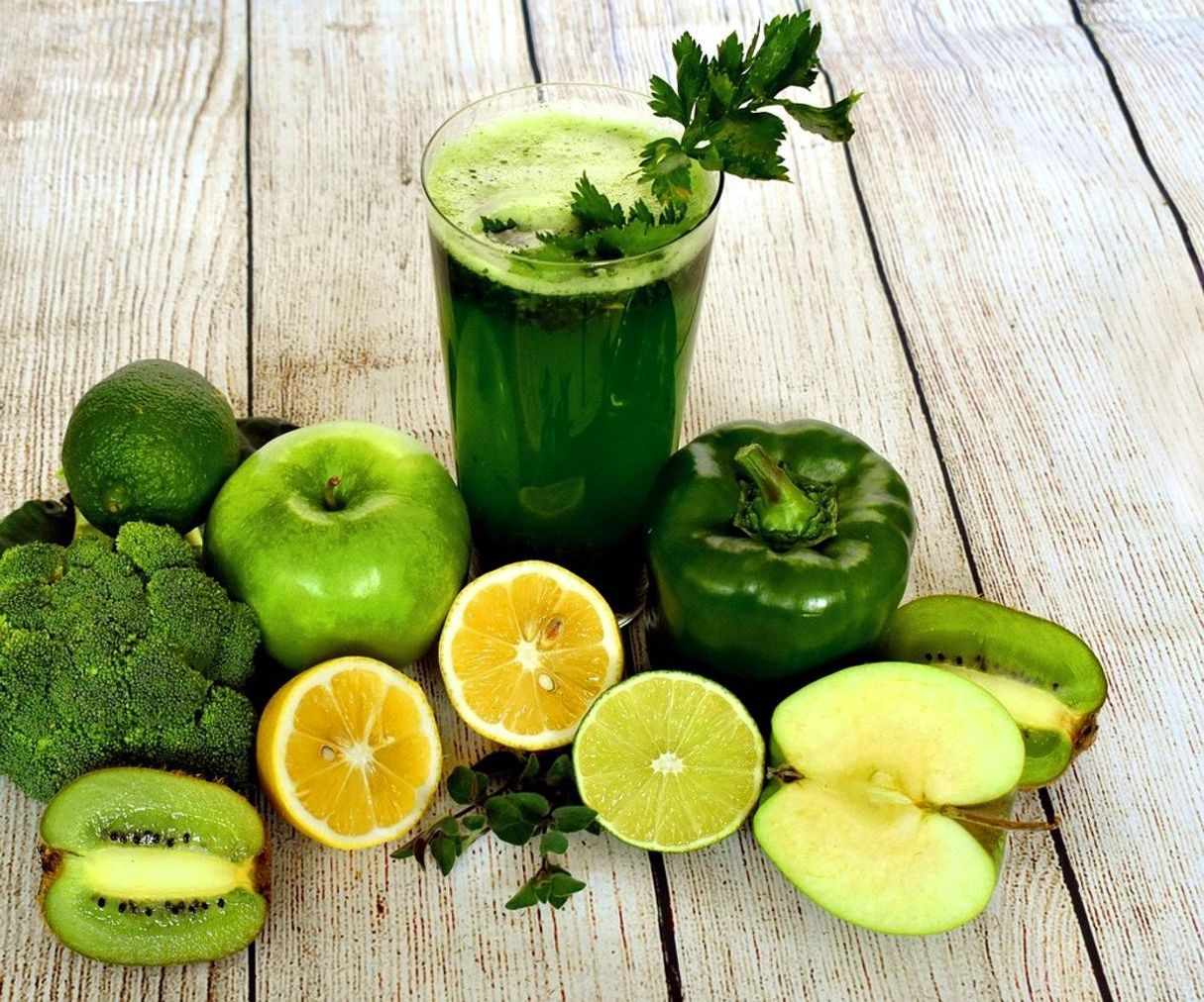 Taze meyve smoothie'lerimiz ve suyu sıkılmış meyve içeceklerimizin sunulduğu sayaç