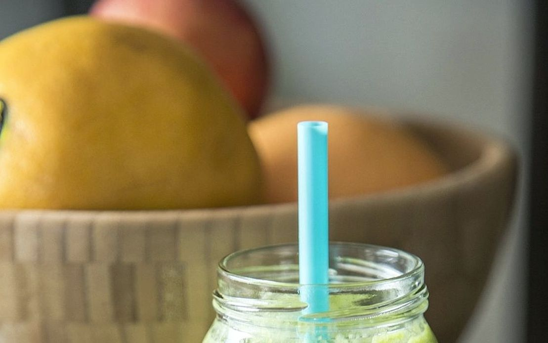 Bir tabakta tarçınlı meyve smoothie'si